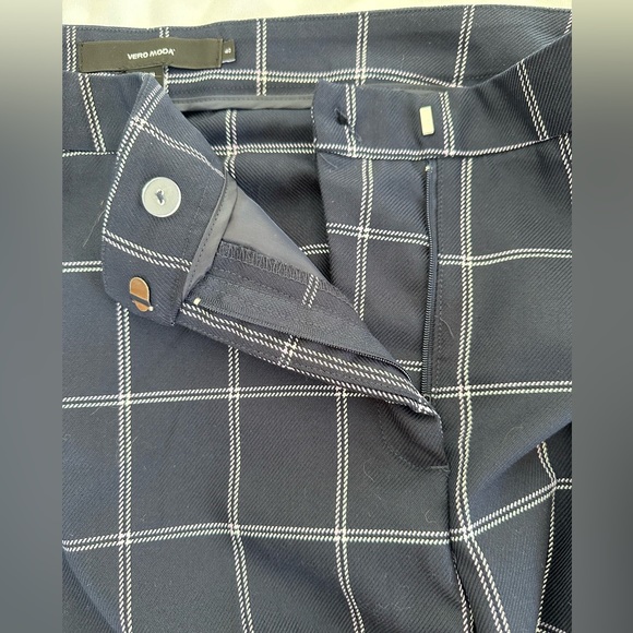 Vero Moda casual ankle pant, navy blue with white plaid design, size 10 - Picture 3 of 6